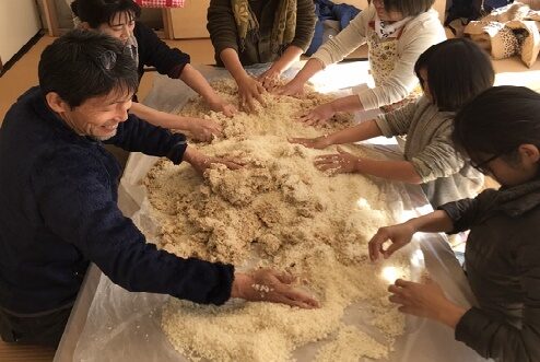 泊まり込みで〝麹守（こうじもり）〟。野良の味噌づくり